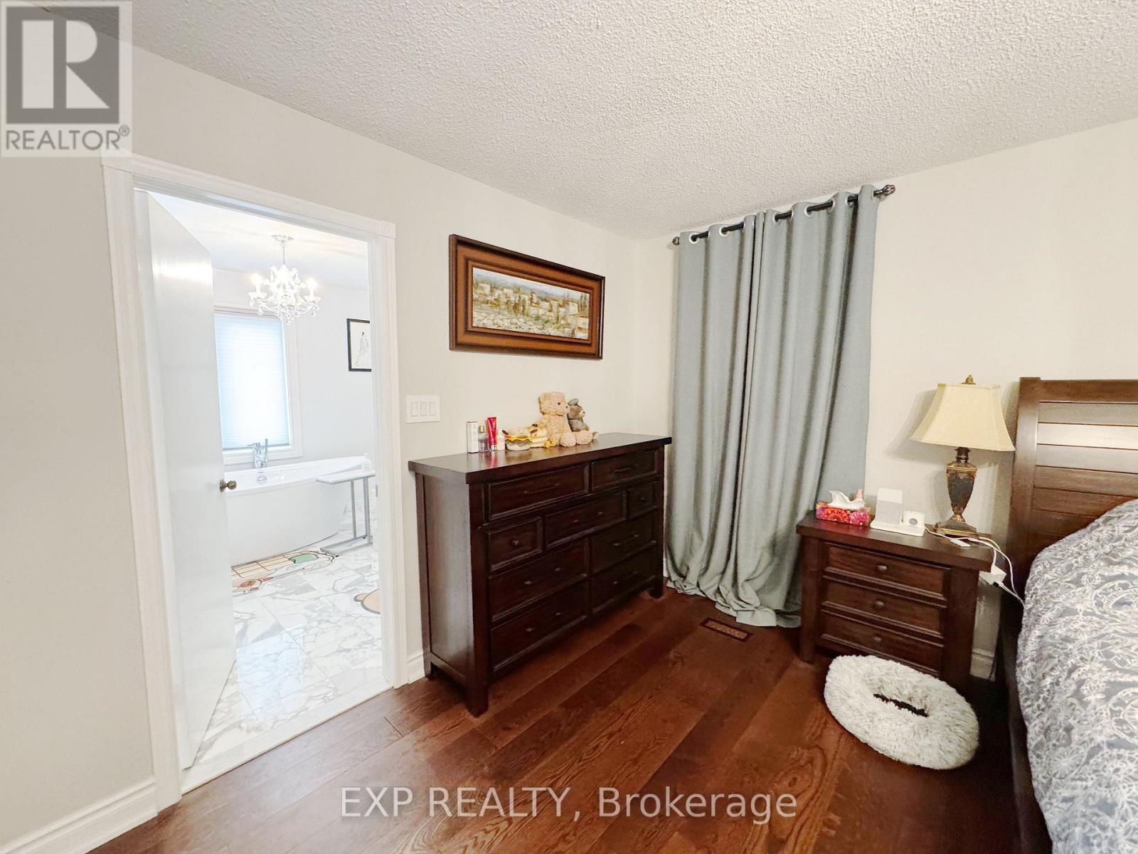 Photo 2 of 98 Clarinda Drive, Toronto ON