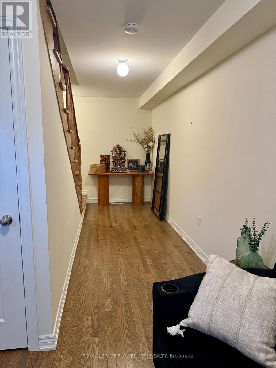 Photo 4 of 512 Littlewood Lane, Ajax ON