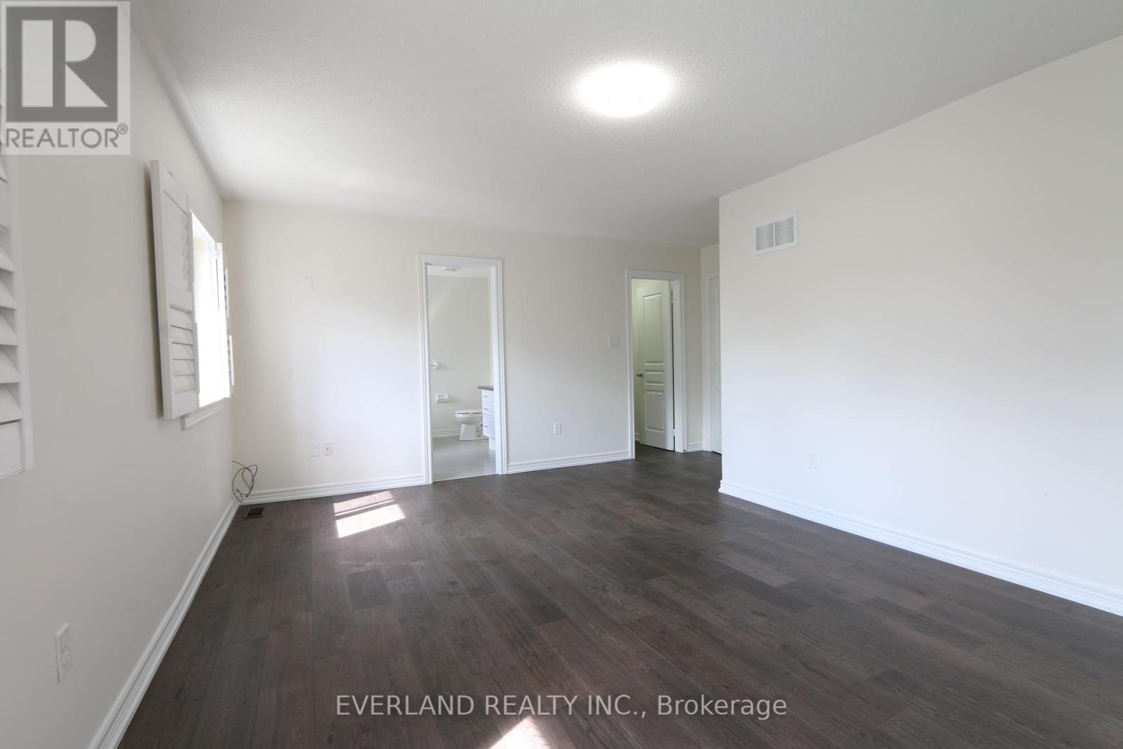 Photo 3 of 51 Lucida Court, Whitchurchstouffville ON