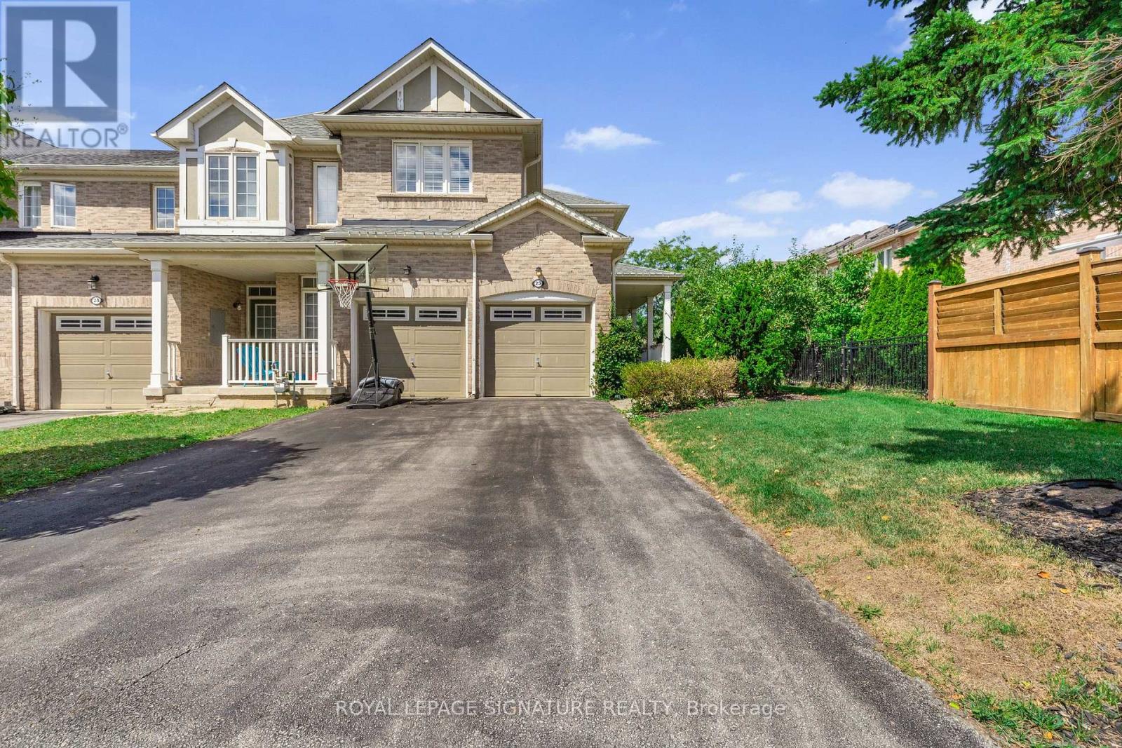 Photo 3 of 25 2295 Rochester Circle, Oakville ON