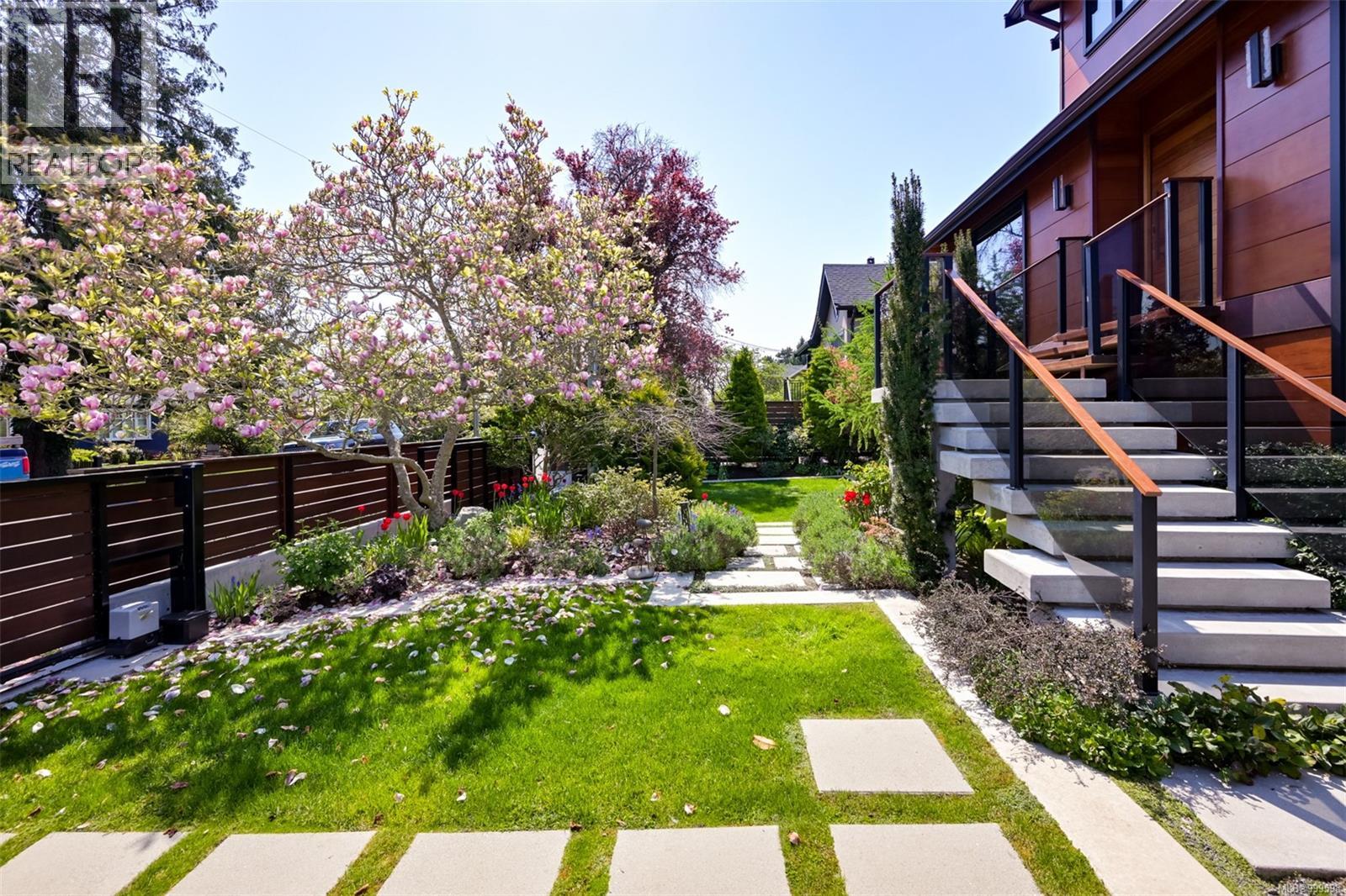 Photo 2 of 626 Monterey Ave, Oak Bay BC