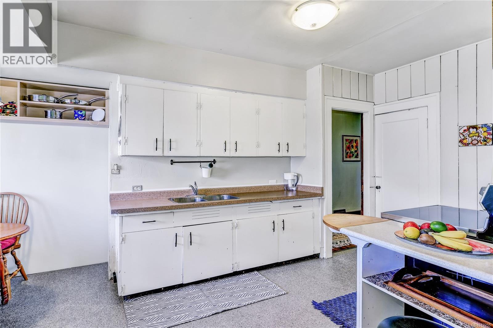 Photo 4 of 660 Third St, Nanaimo BC
