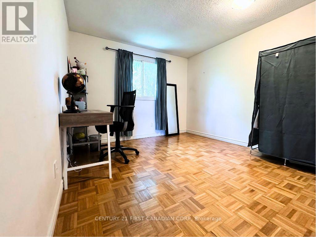 Photo 3 of 21 30 Clarendon Crescent, London South ON