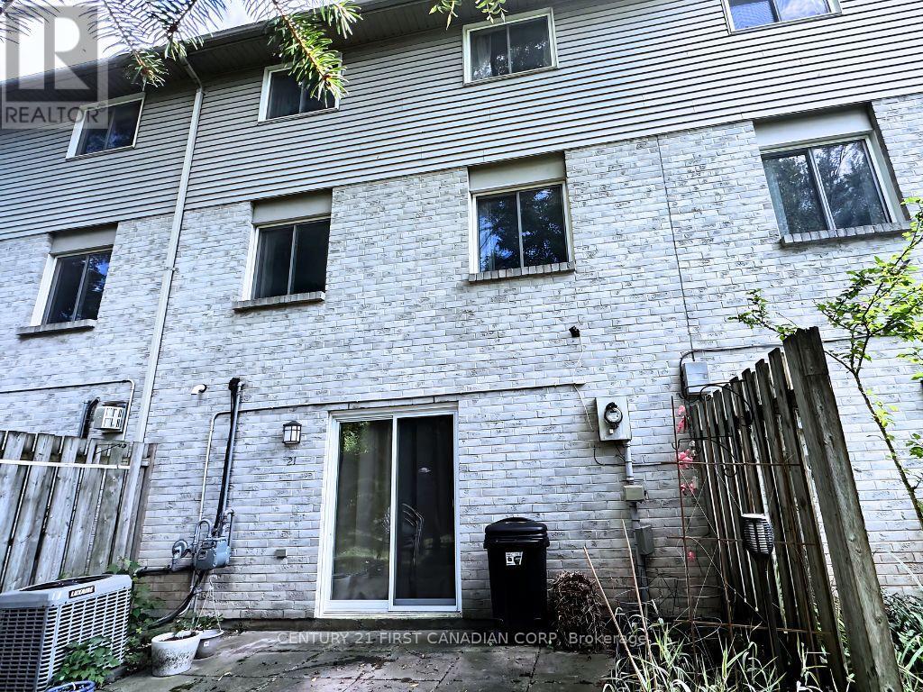 Photo 2 of 21 30 Clarendon Crescent, London South ON