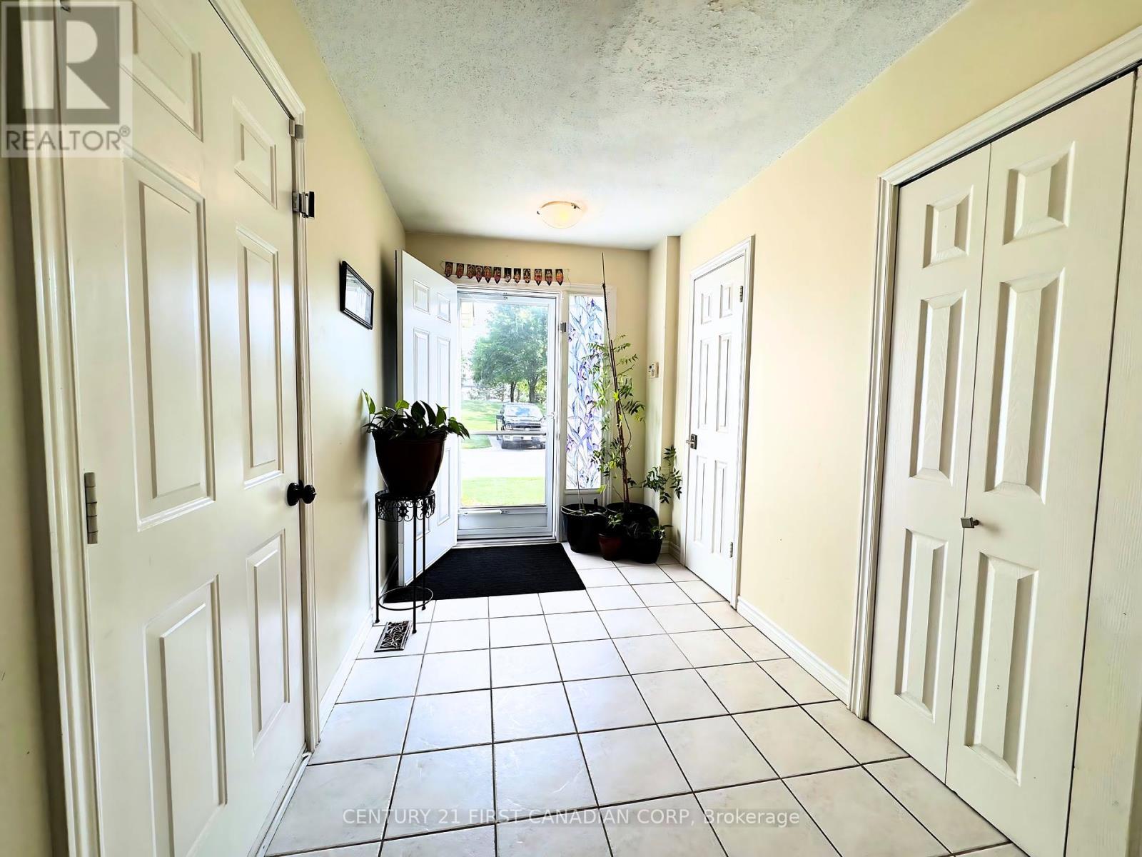 Photo 7 of 21 30 Clarendon Crescent, London South ON