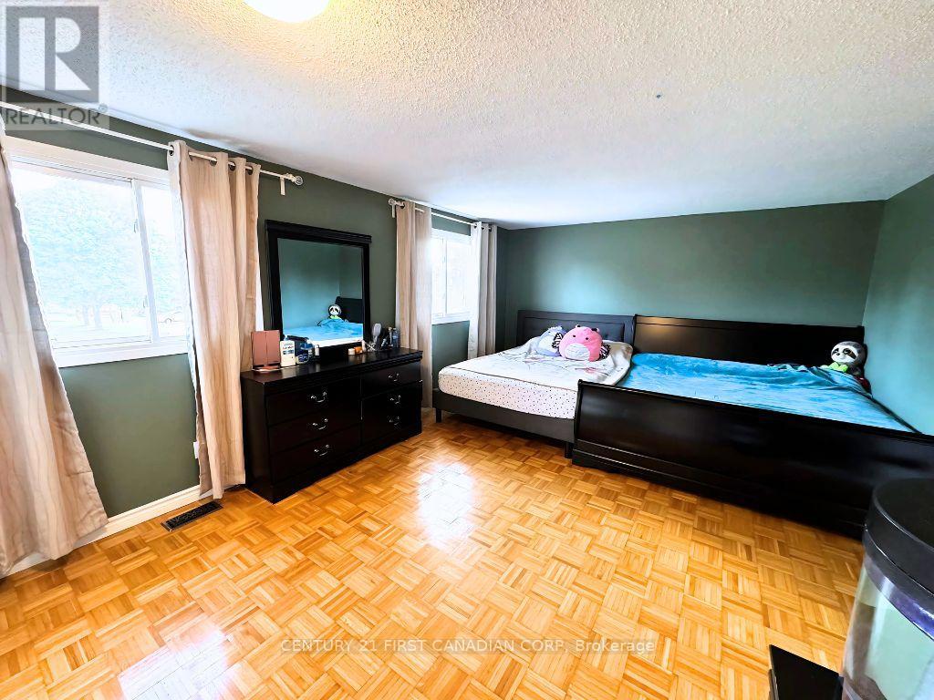 Photo 6 of 21 30 Clarendon Crescent, London South ON