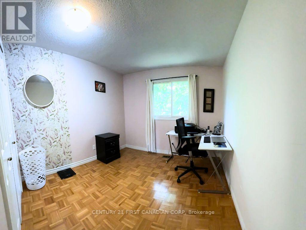 Photo 8 of 21 30 Clarendon Crescent, London South ON