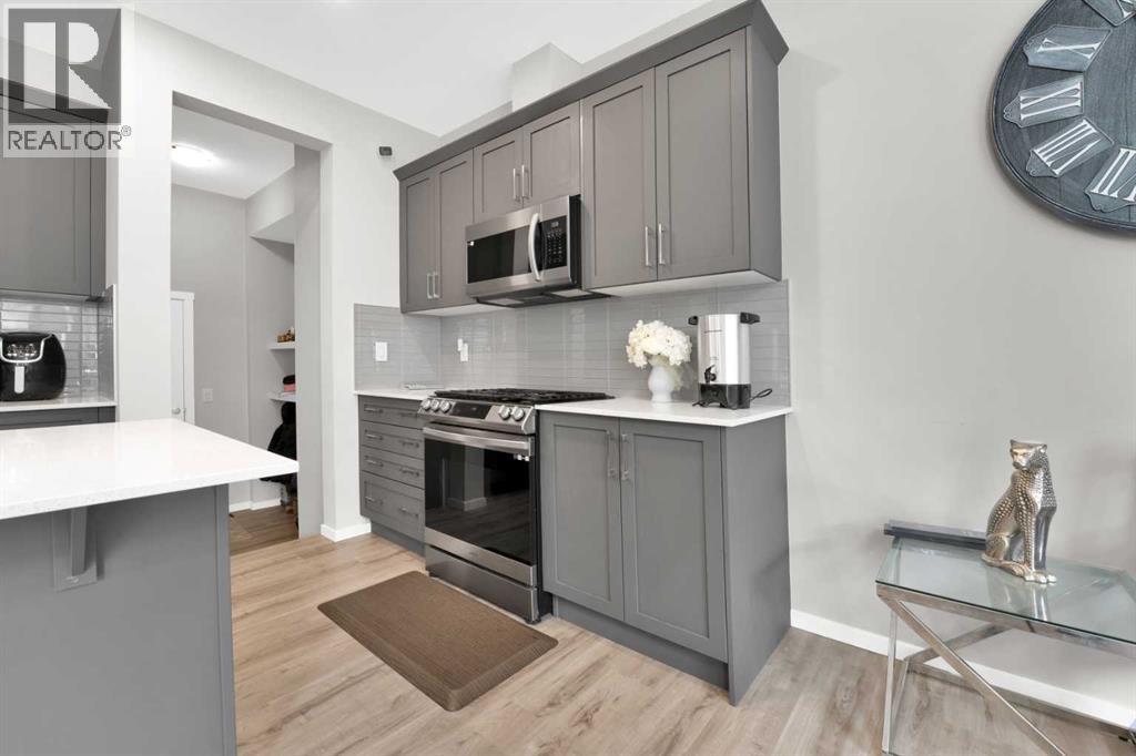Photo 3 of 14 Yorkstone Manor Sw, Calgary AB