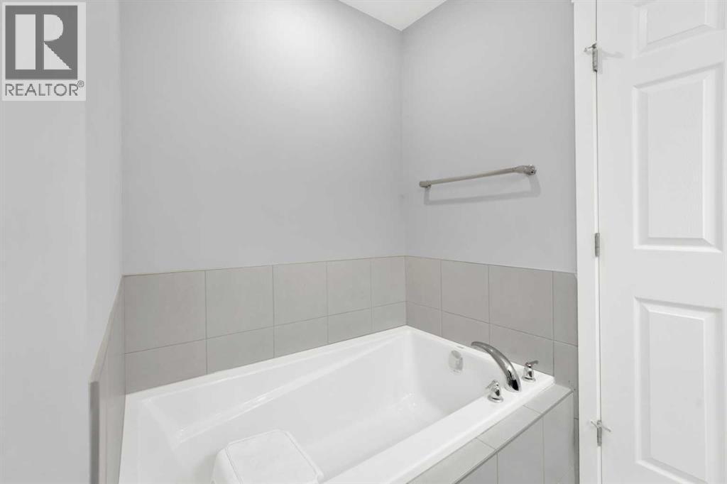 Photo 15 of 14 Yorkstone Manor Sw, Calgary AB