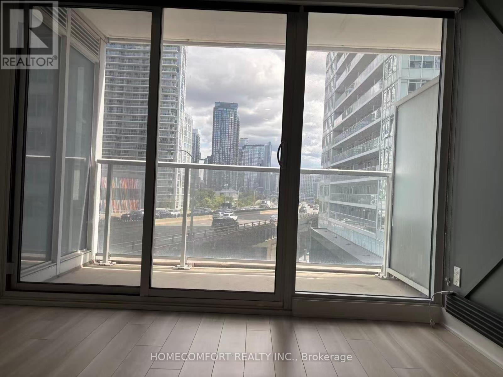 Photo 5 of 707 19 Bathurst Street E, Toronto ON