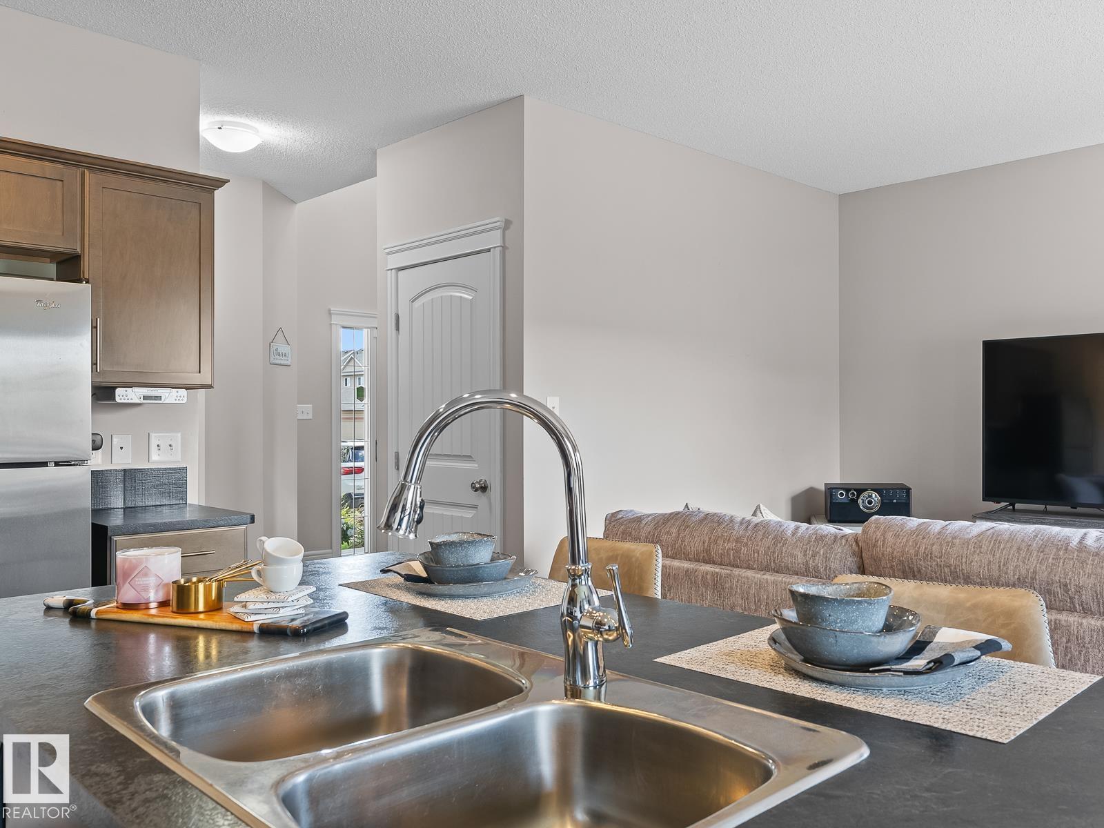 Photo 11 of 57 Meadowland Cr, Spruce Grove AB