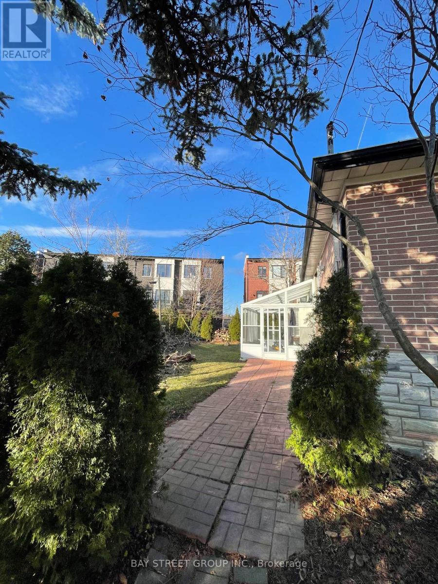Photo 2 of Bsmt 469 Lynett Crescent, Richmond Hill ON