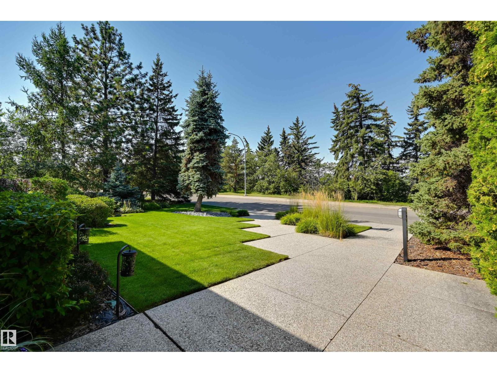 Photo 12 of 8907 Saskatchewan Dr Nw, Edmonton AB