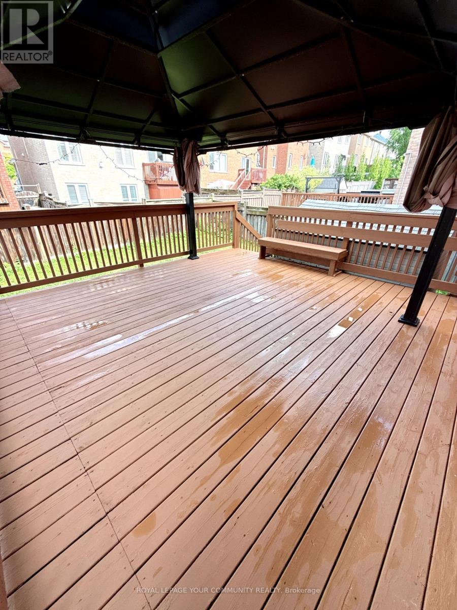 Photo 16 of 61 Mynden Way, Newmarket ON