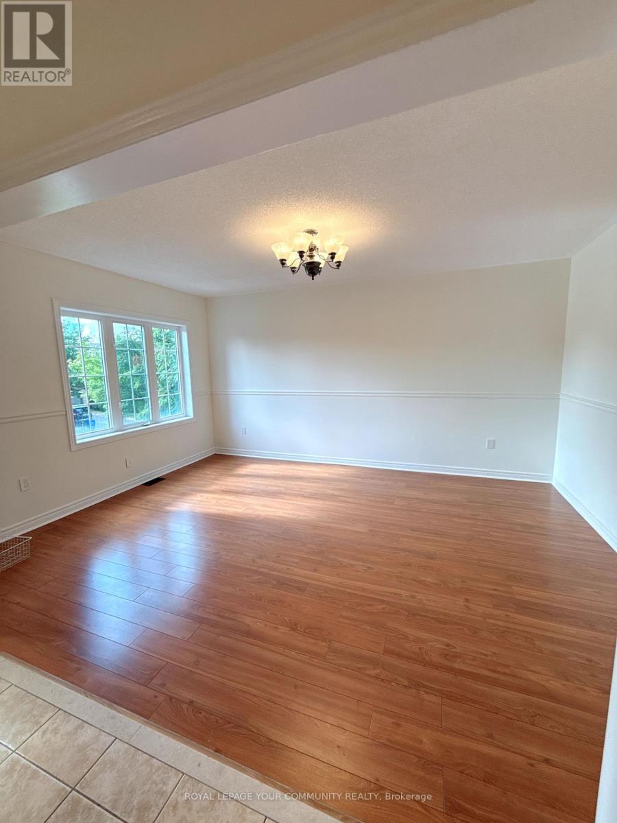 Photo 23 of 61 Mynden Way, Newmarket ON
