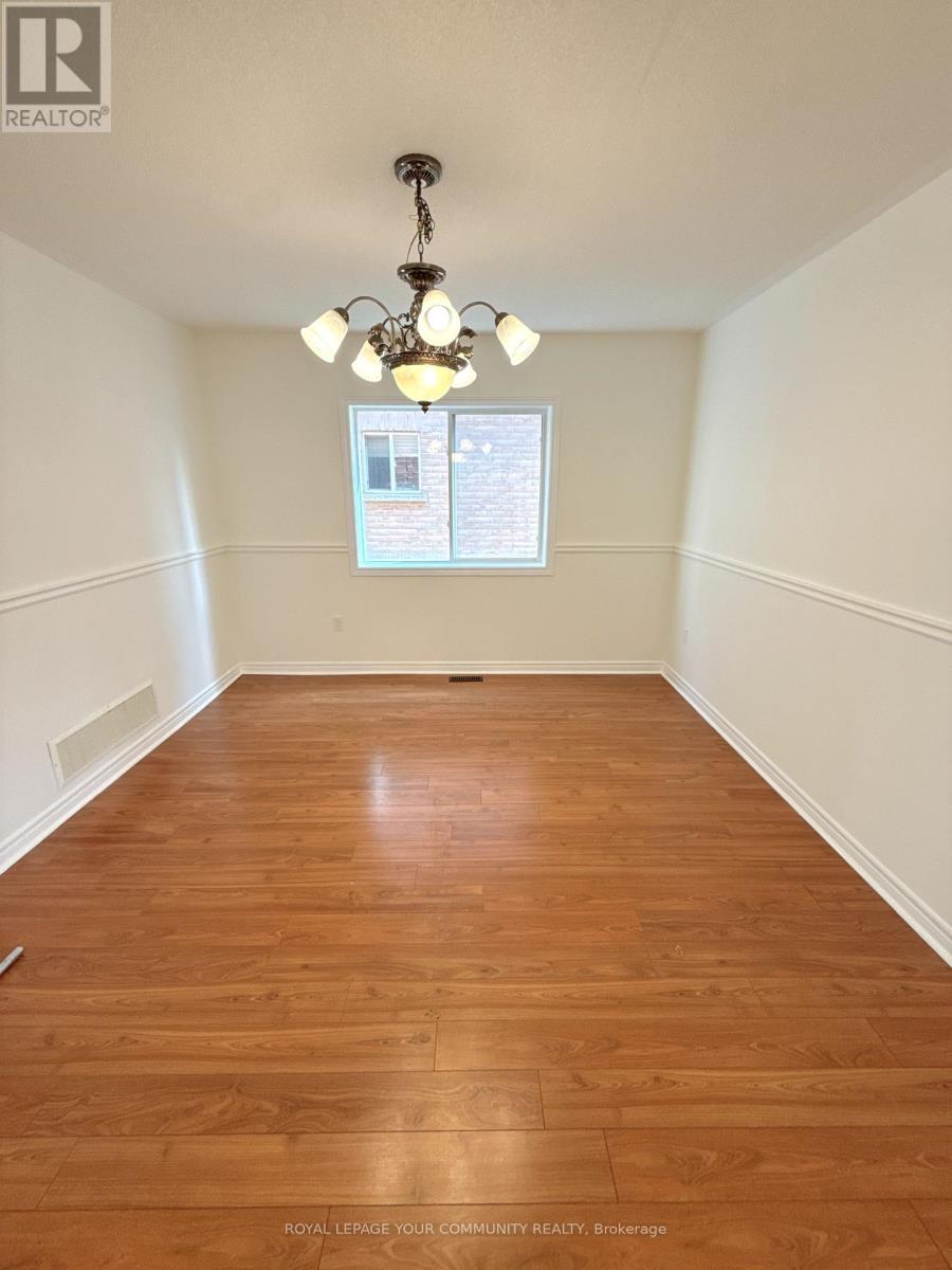 Photo 24 of 61 Mynden Way, Newmarket ON