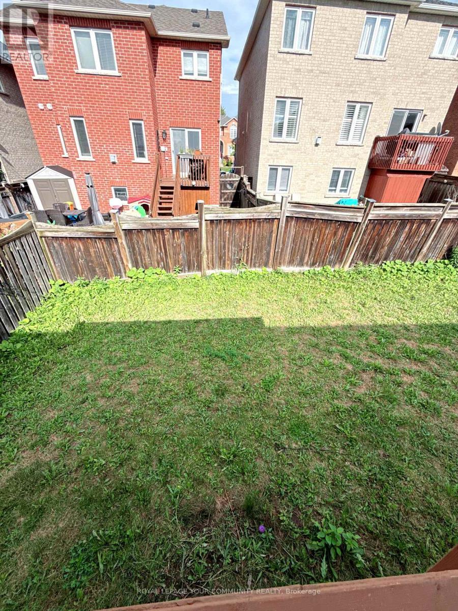 Photo 27 of 61 Mynden Way, Newmarket ON