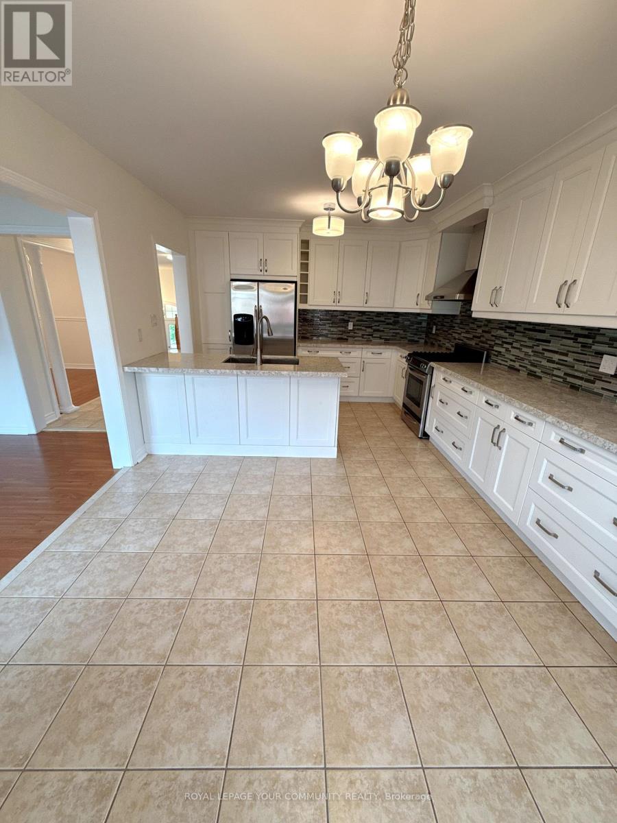 Photo 22 of 61 Mynden Way, Newmarket ON