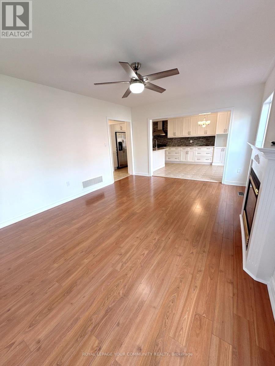 Photo 9 of 61 Mynden Way, Newmarket ON