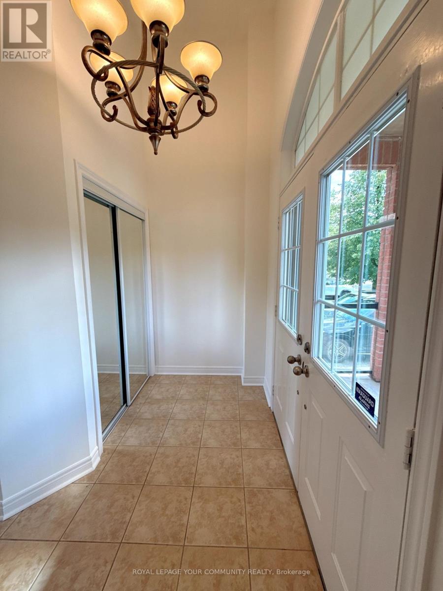 Photo 4 of 61 Mynden Way, Newmarket ON