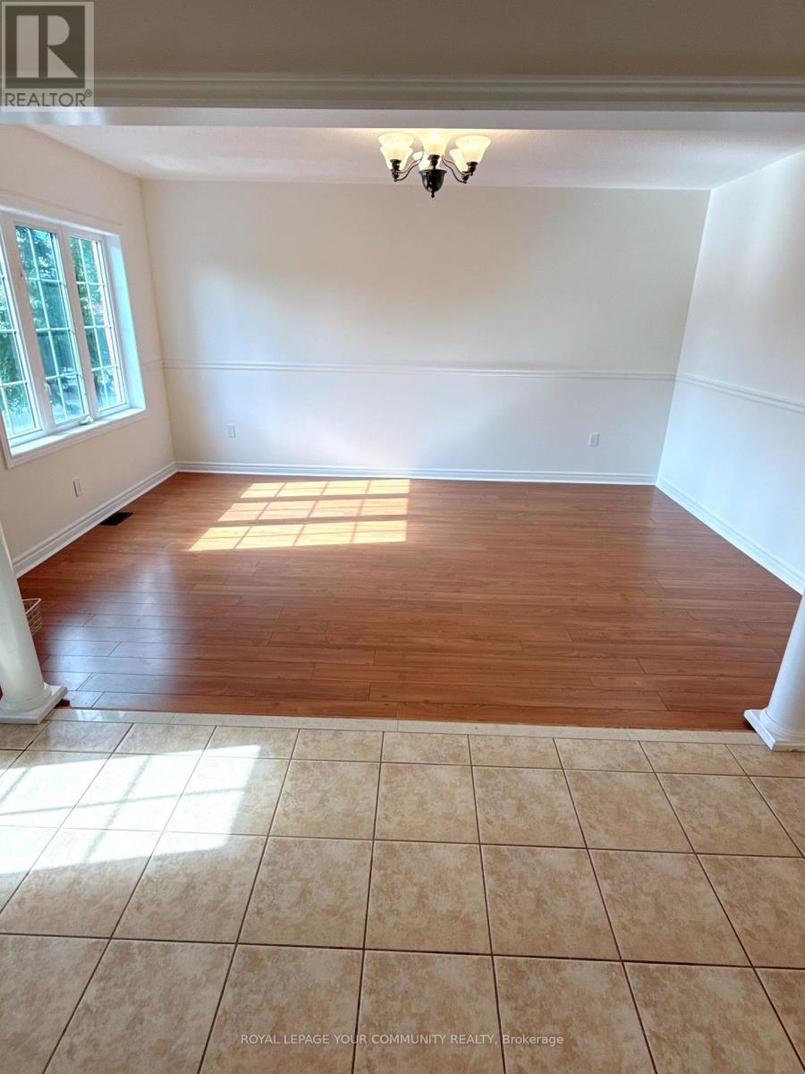 Photo 12 of 61 Mynden Way, Newmarket ON