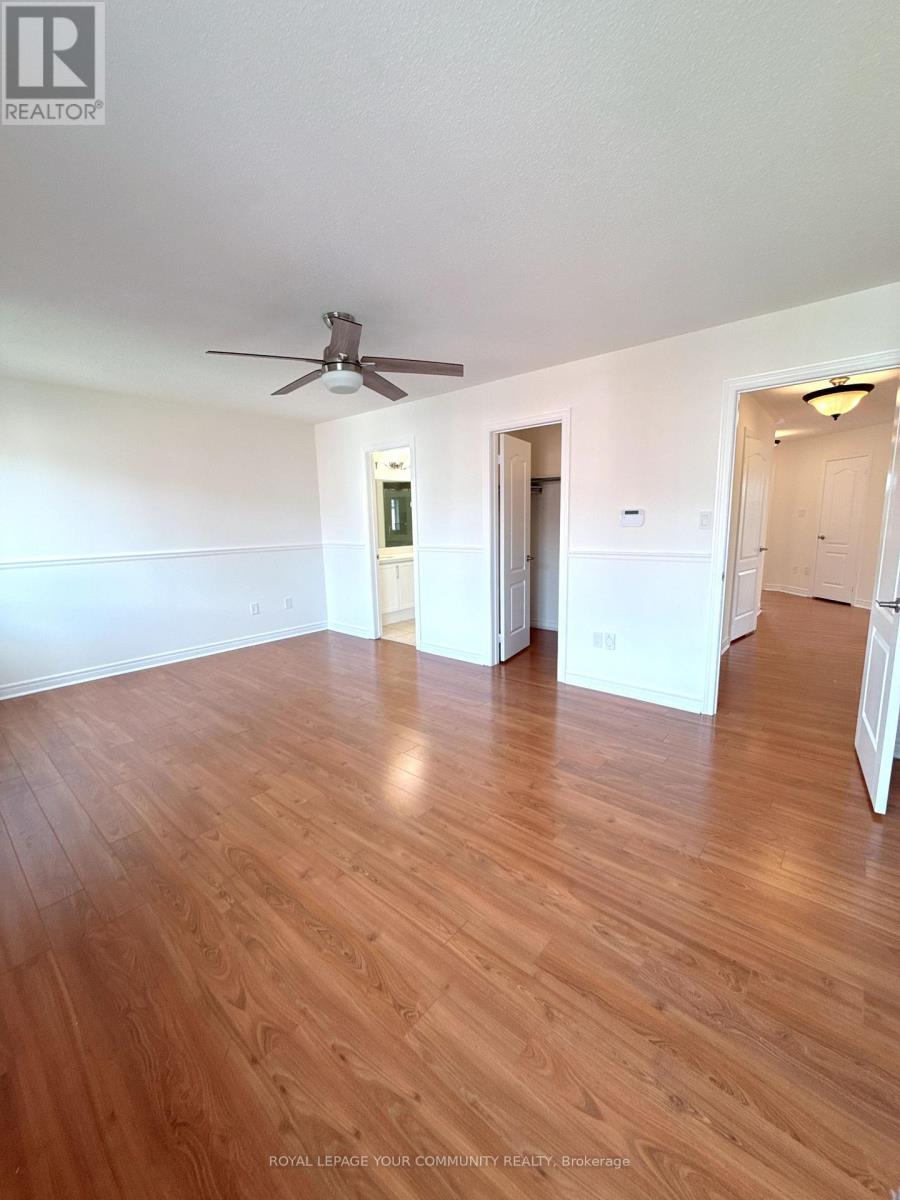 Photo 26 of 61 Mynden Way, Newmarket ON