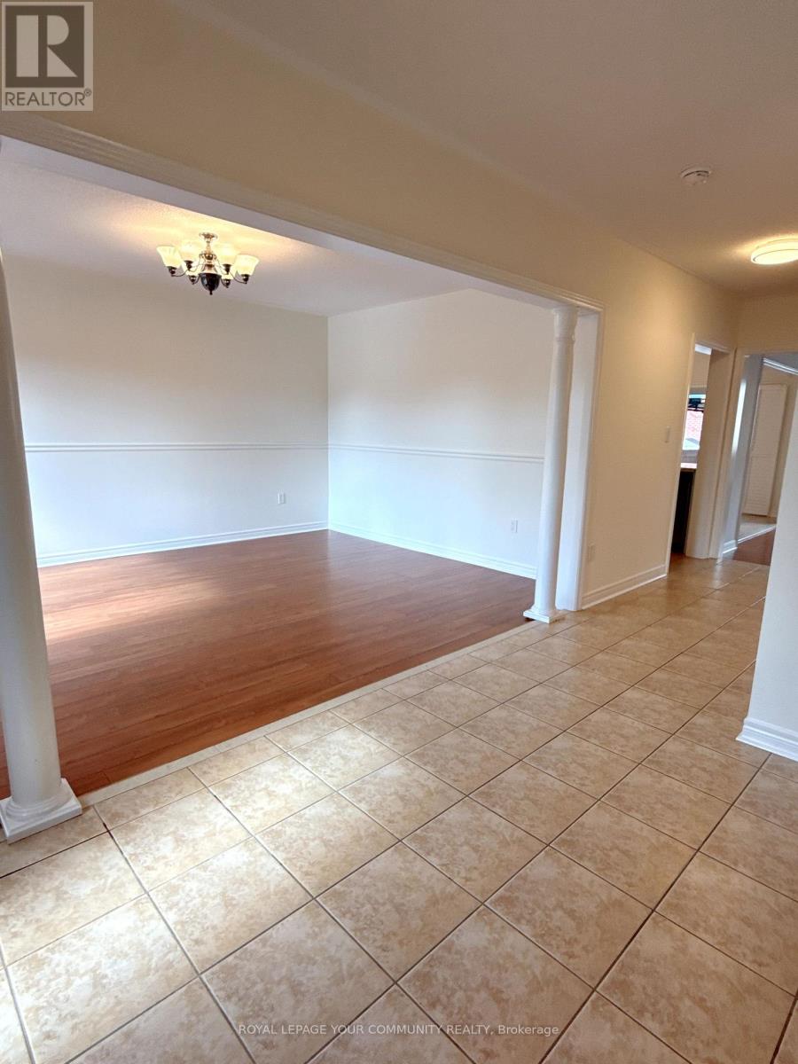 Photo 11 of 61 Mynden Way, Newmarket ON