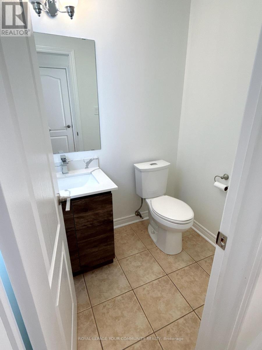 Photo 2 of 61 Mynden Way, Newmarket ON