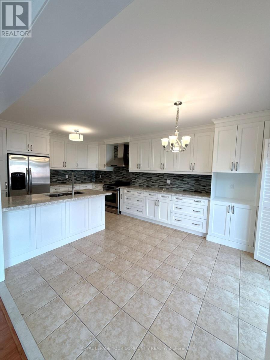 Photo 3 of 61 Mynden Way, Newmarket ON