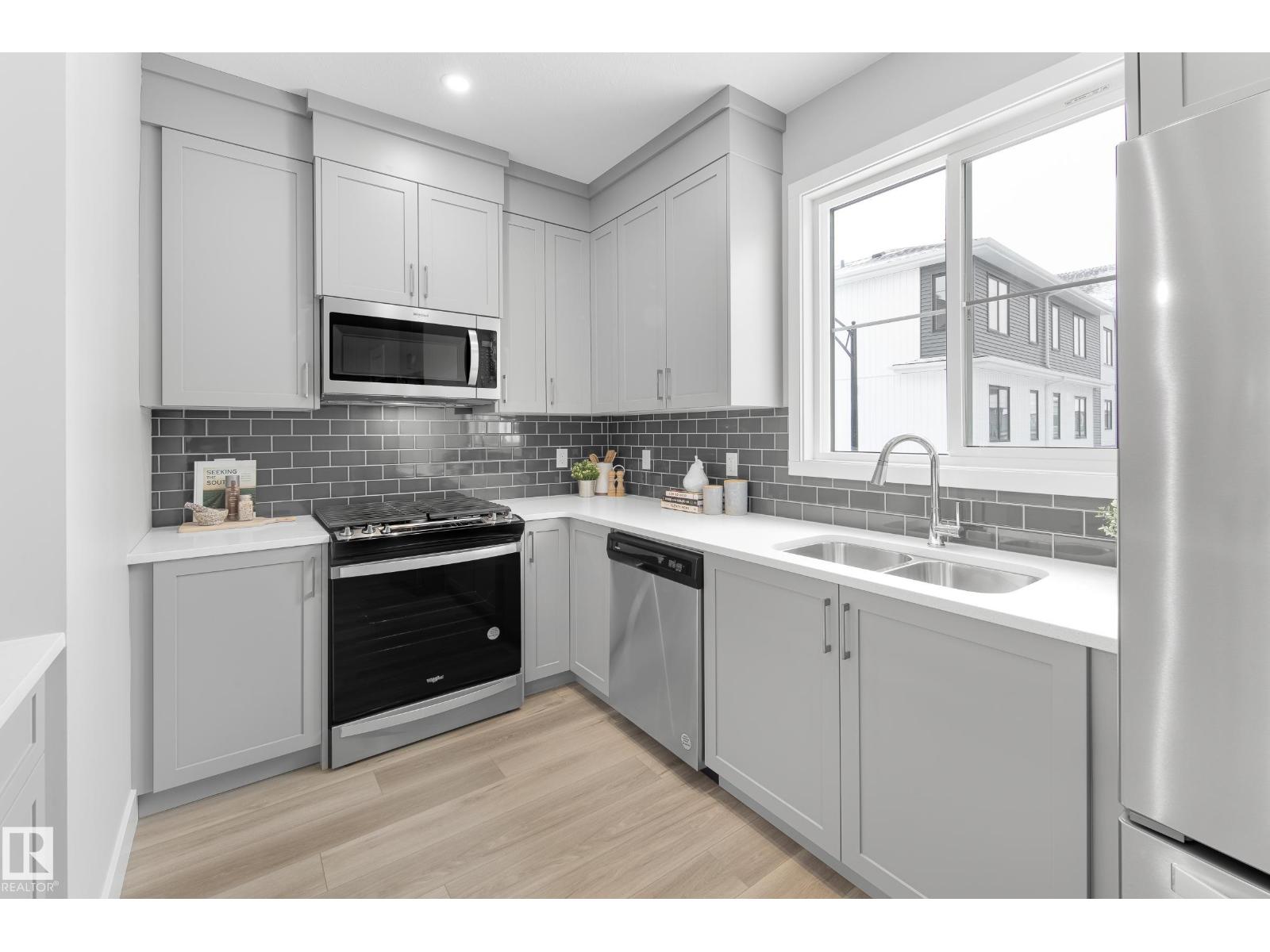 Photo 2 of 6 6905 25 Av Sw, Edmonton AB