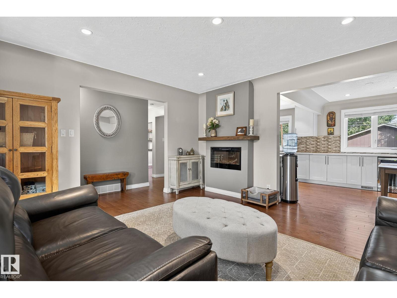 Photo 10 of 14808 93 Av Nw, Edmonton AB