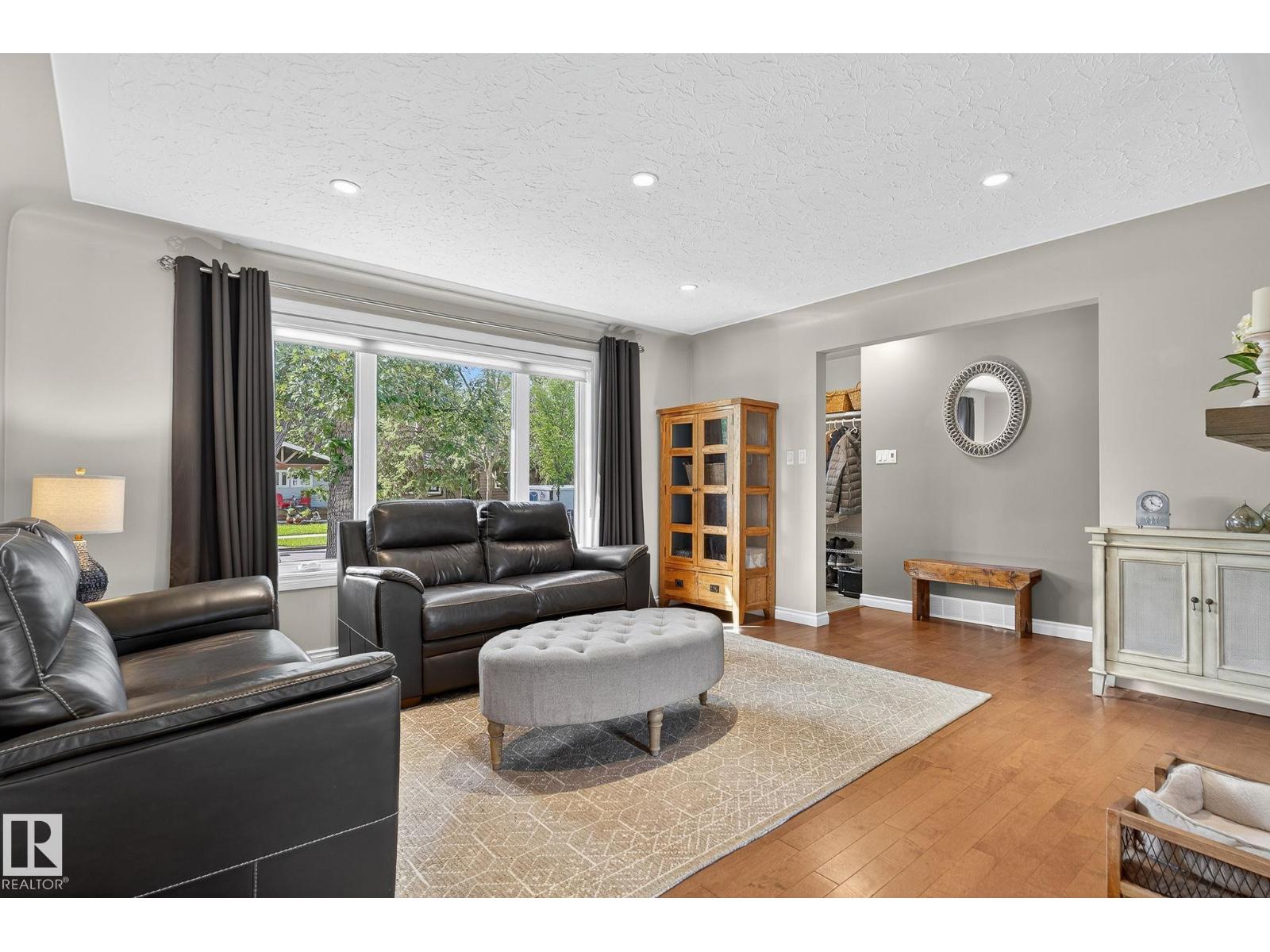 Photo 9 of 14808 93 Av Nw, Edmonton AB