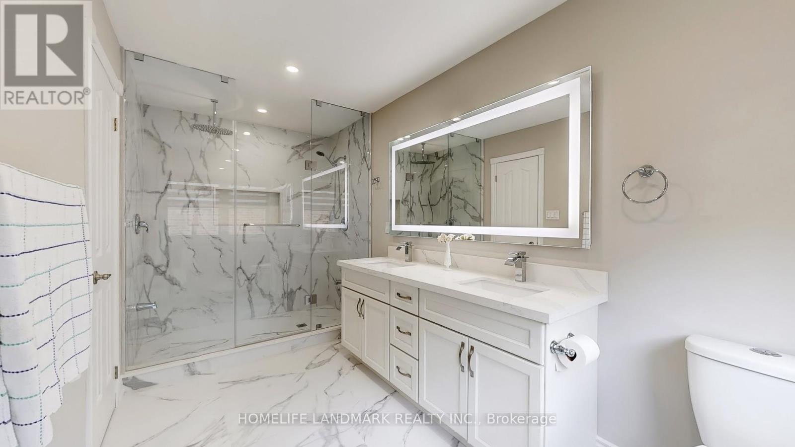 Photo 37 of 16 Crescentview Road, Richmond Hill ON