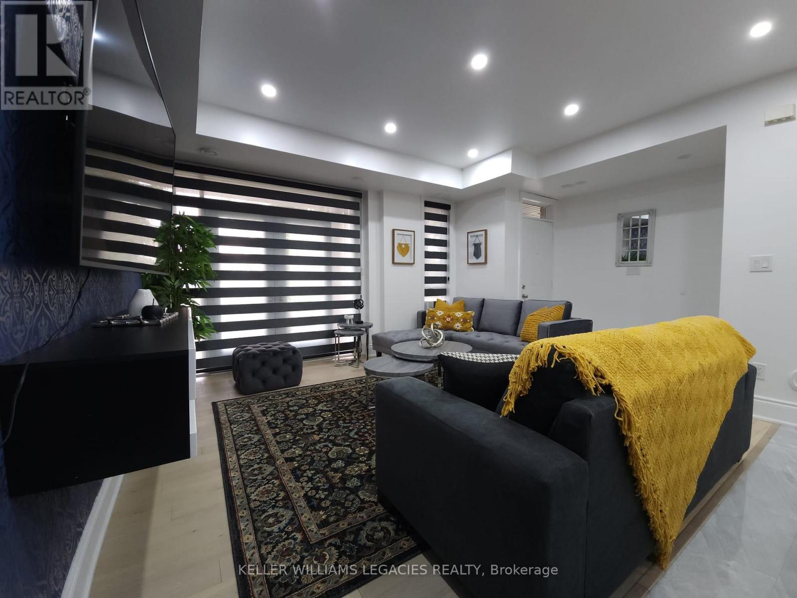 Photo 3 of 6 9601 Jane Street, Vaughan ON
