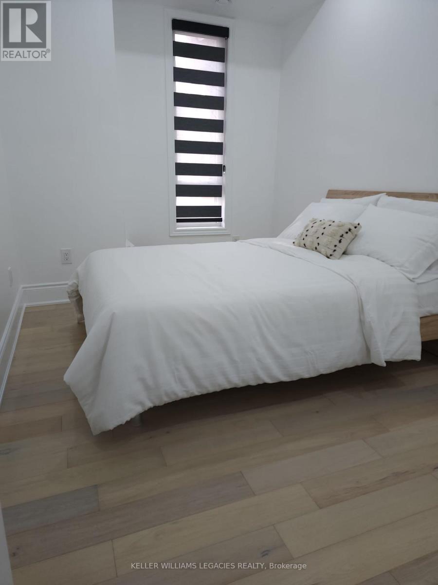 Photo 8 of 6 9601 Jane Street, Vaughan ON