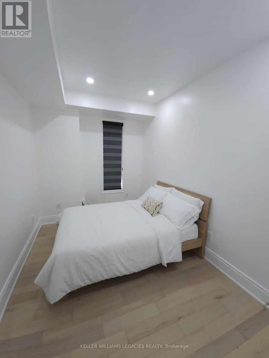 Photo 5 of 6 9601 Jane Street, Vaughan ON
