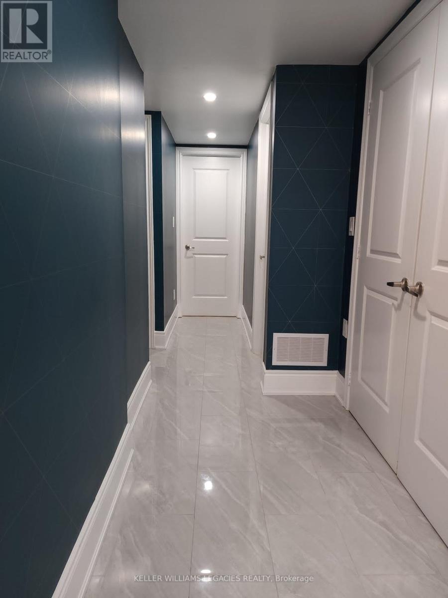 Photo 9 of 6 9601 Jane Street, Vaughan ON