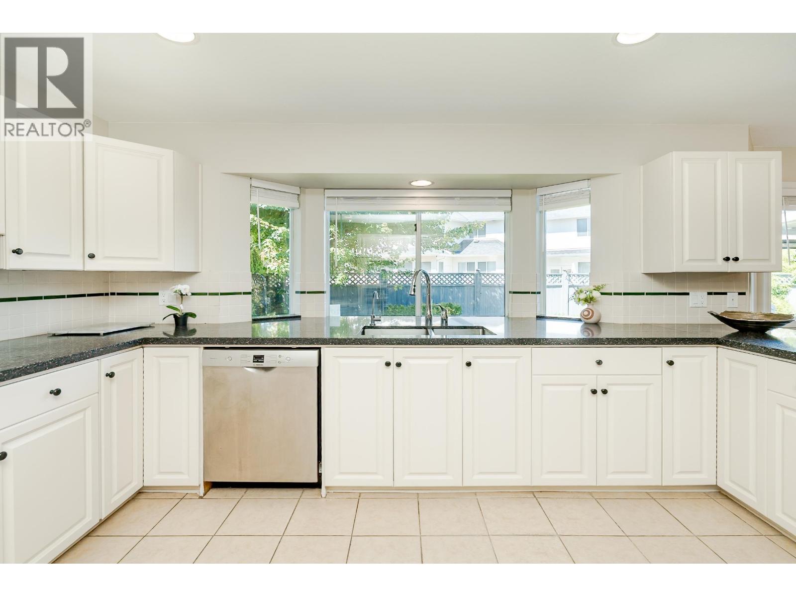 Photo 12 of 10171 Hall Avenue, Richmond BC