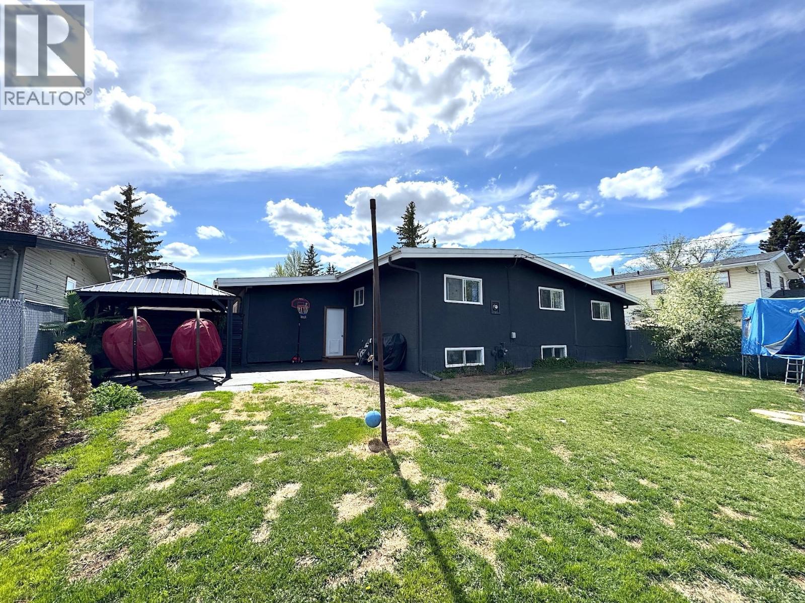 Photo 6 of 9516 113 Avenue, Fort St John BC