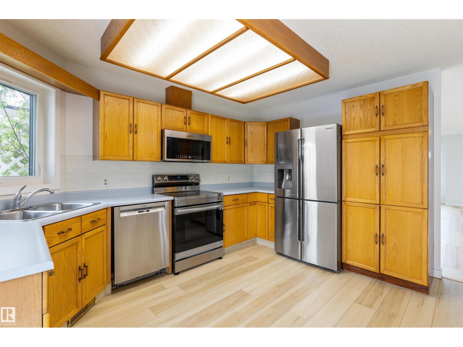 Photo 10 of 12823 157 Av Nw, Edmonton AB