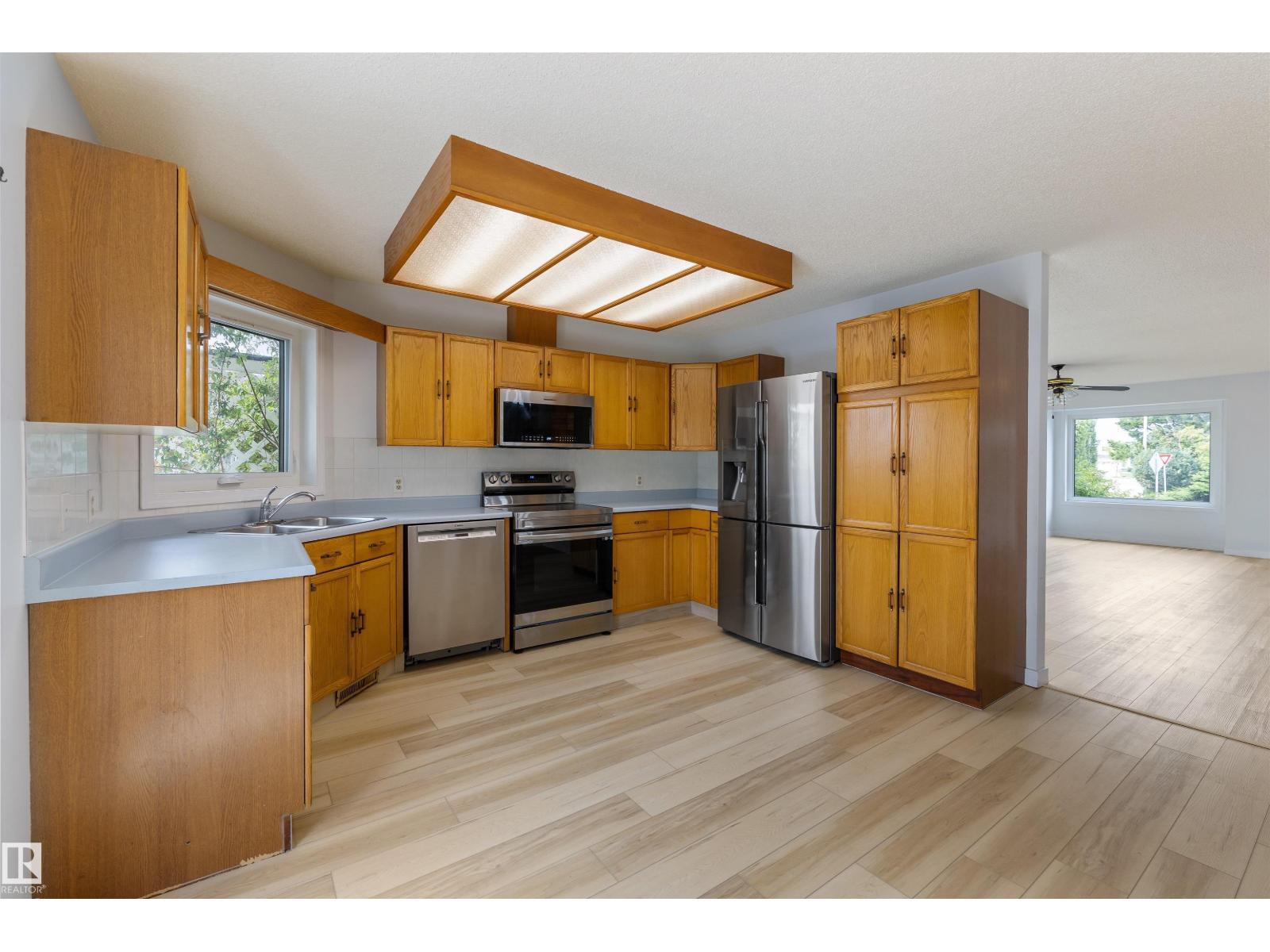 Photo 11 of 12823 157 Av Nw, Edmonton AB