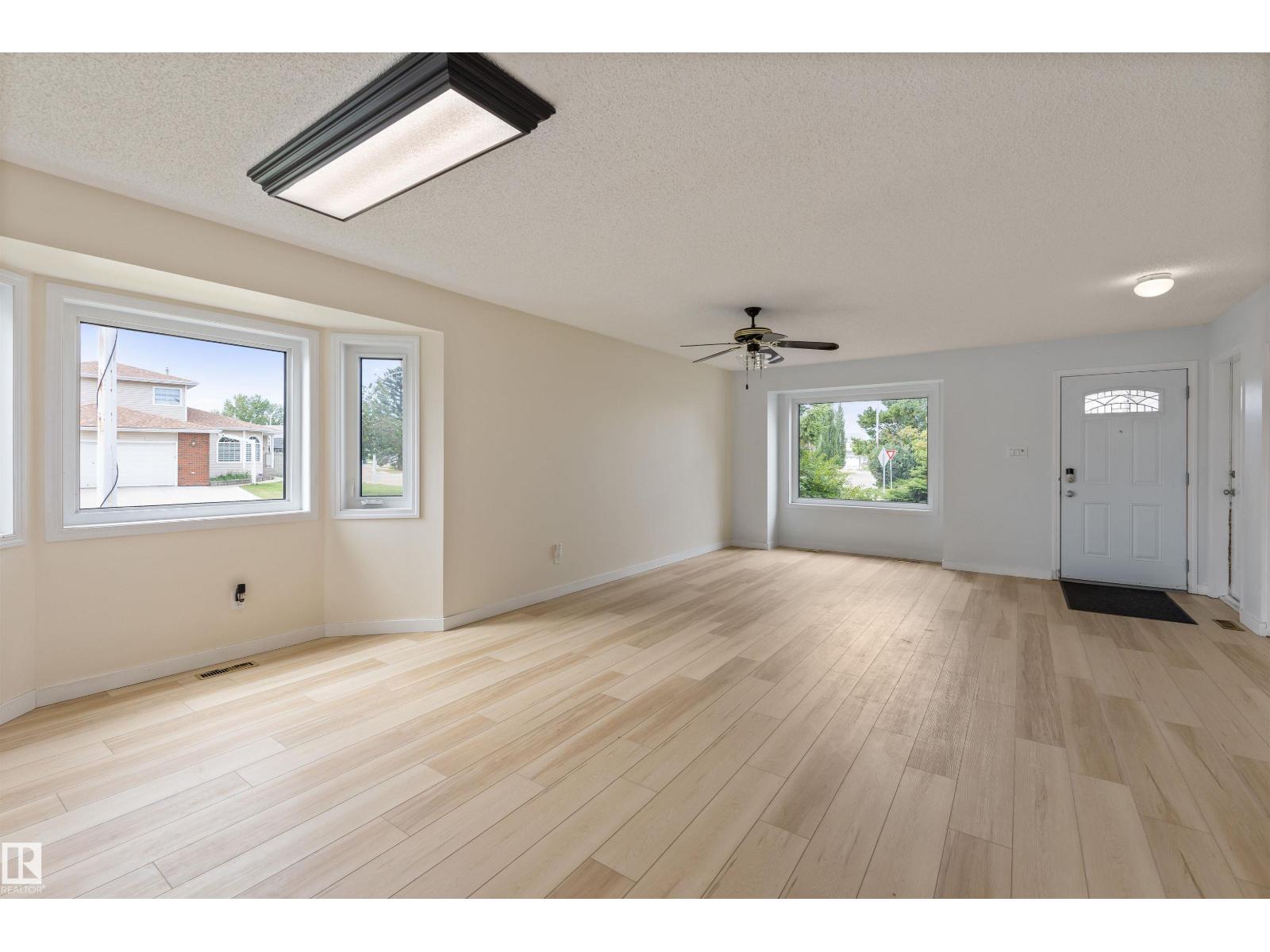 Photo 3 of 12823 157 Av Nw, Edmonton AB