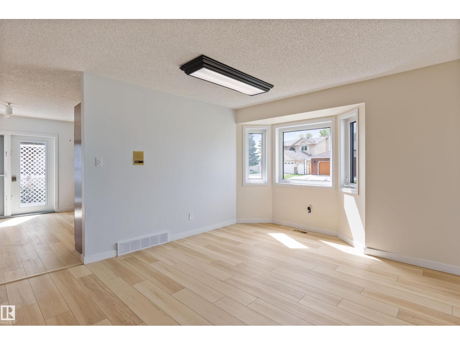 Photo 6 of 12823 157 Av Nw, Edmonton AB