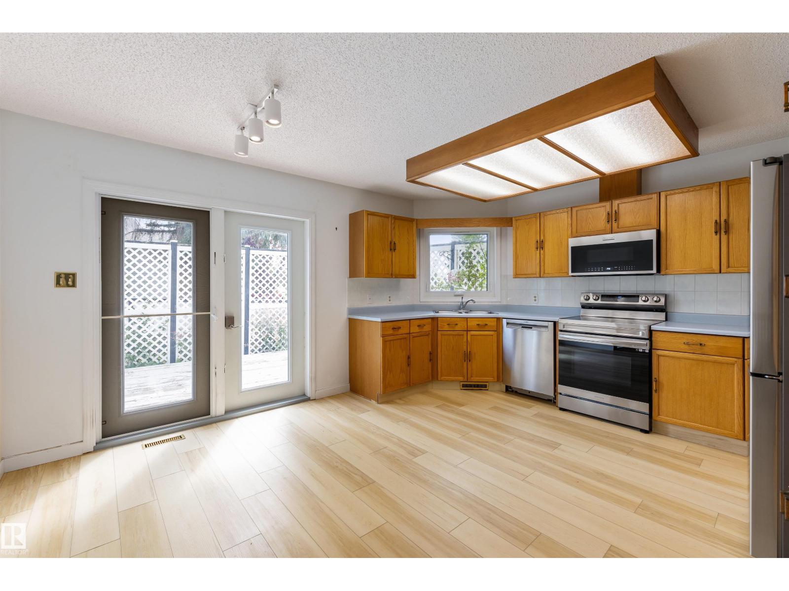 Photo 8 of 12823 157 Av Nw, Edmonton AB