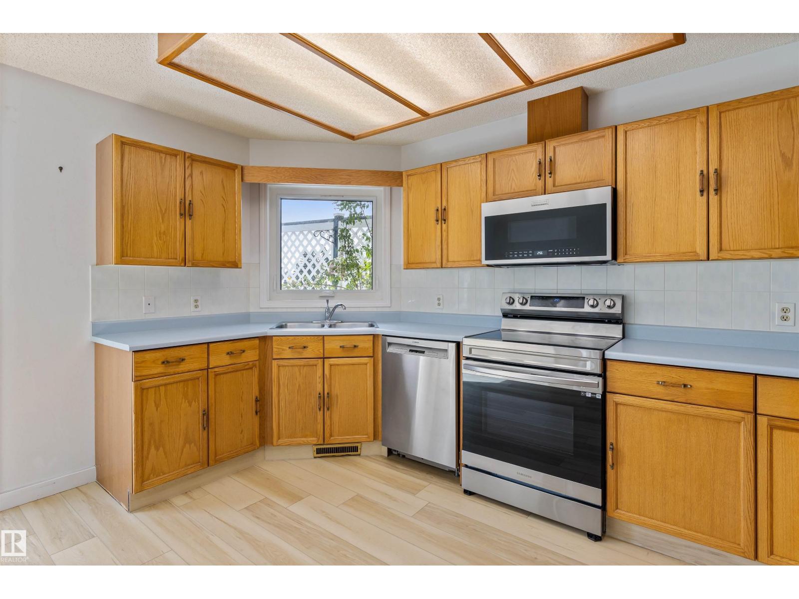 Photo 9 of 12823 157 Av Nw, Edmonton AB