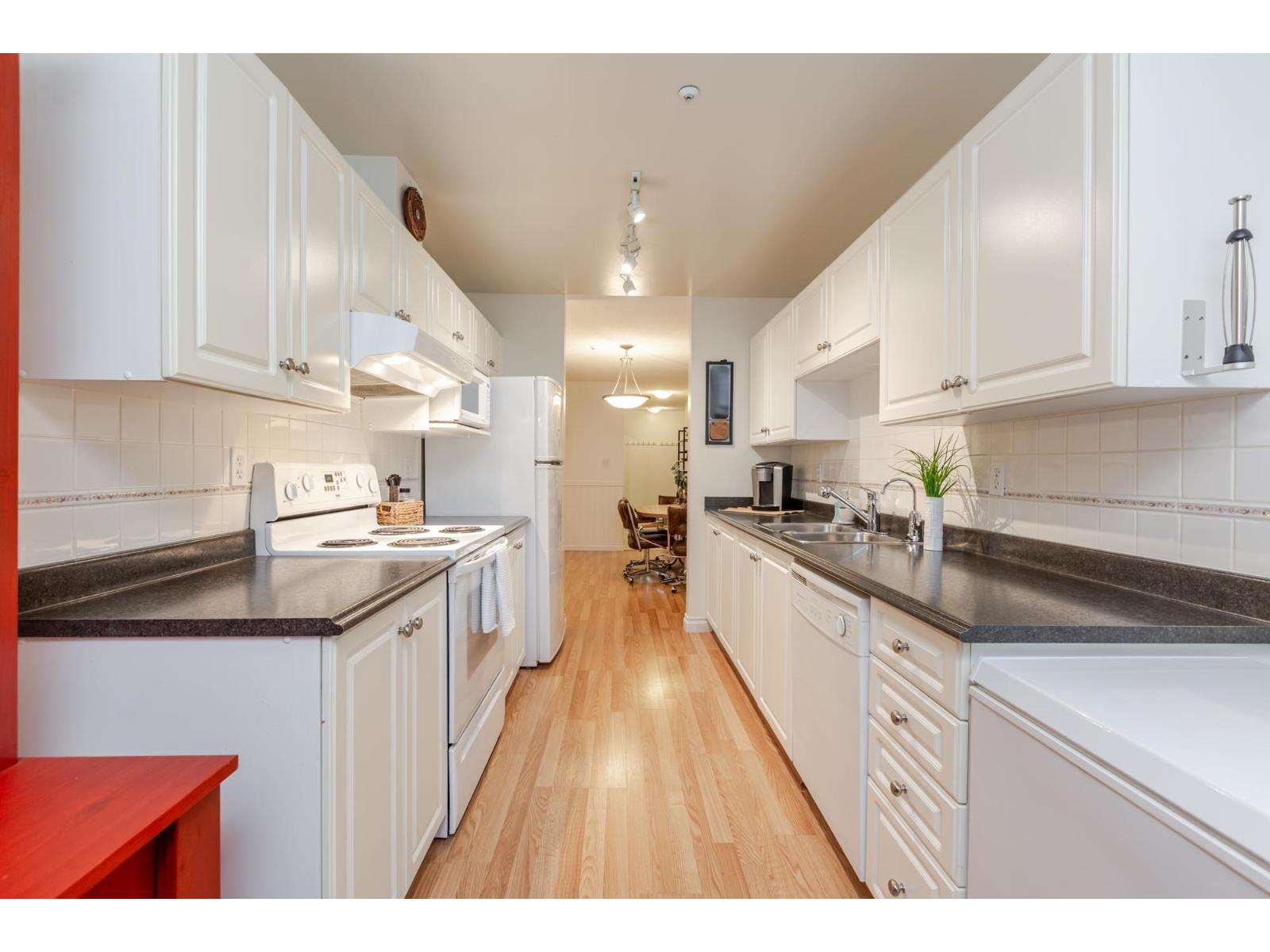 Photo 4 of 44 5670 208 Street, Langley BC
