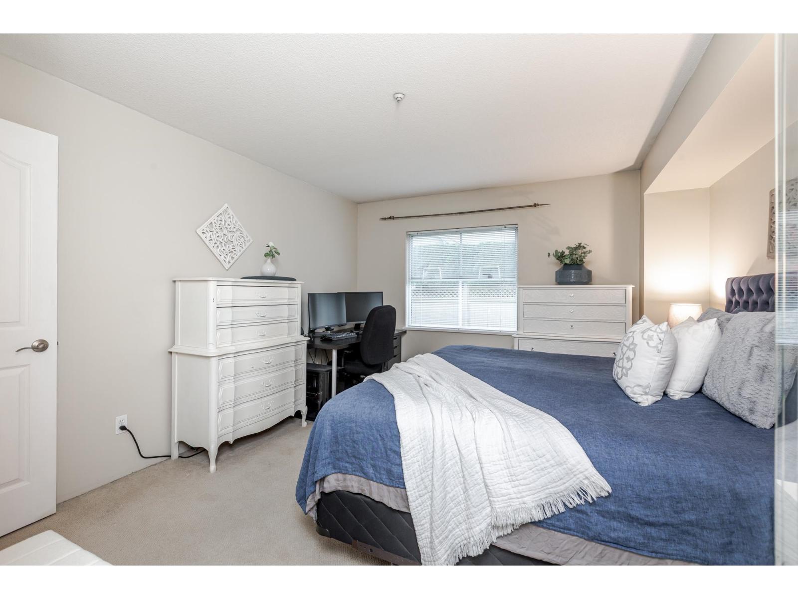 Photo 10 of 44 5670 208 Street, Langley BC