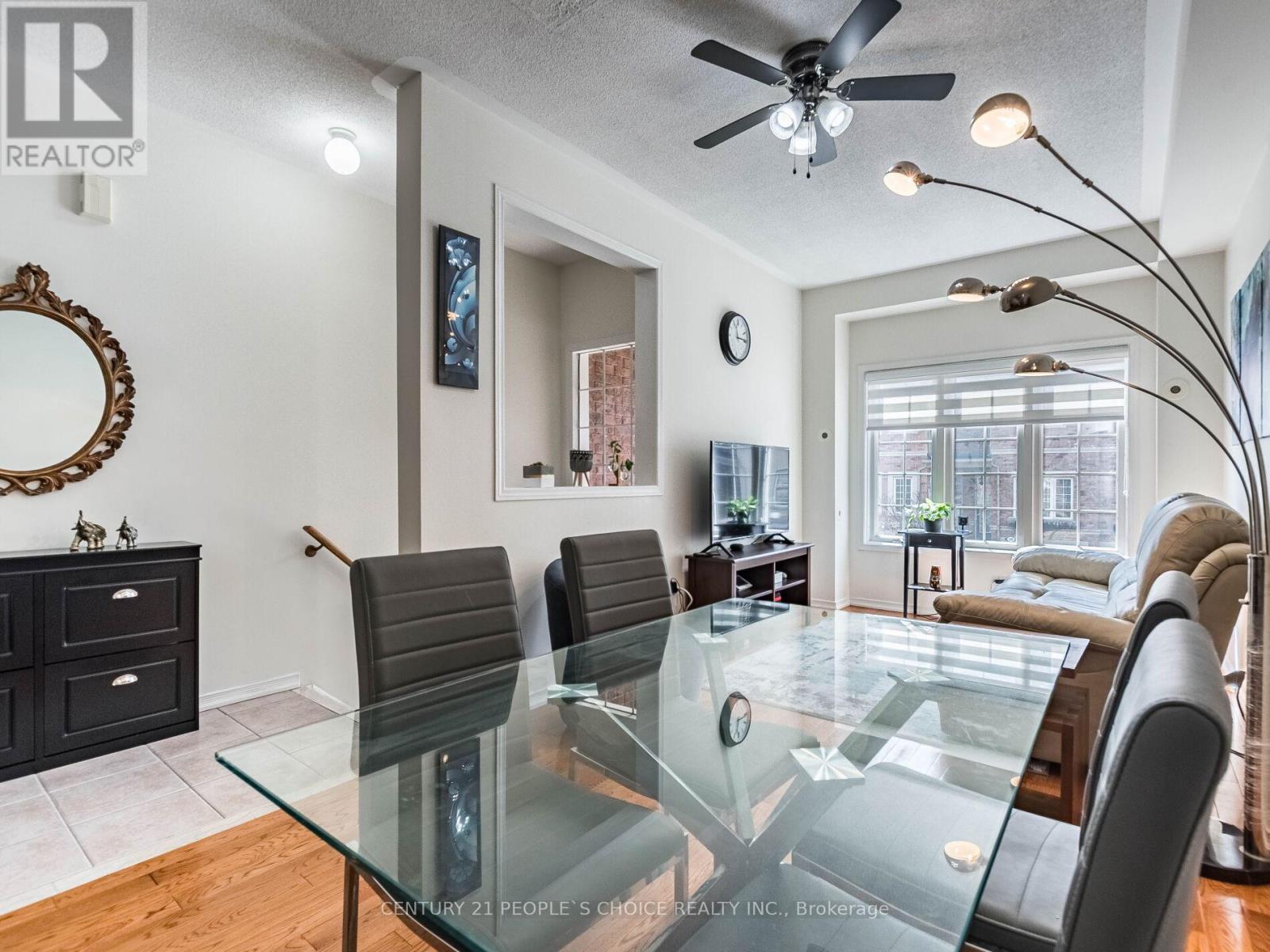 Photo 5 of 29 435 Hensall Circle, Mississauga ON