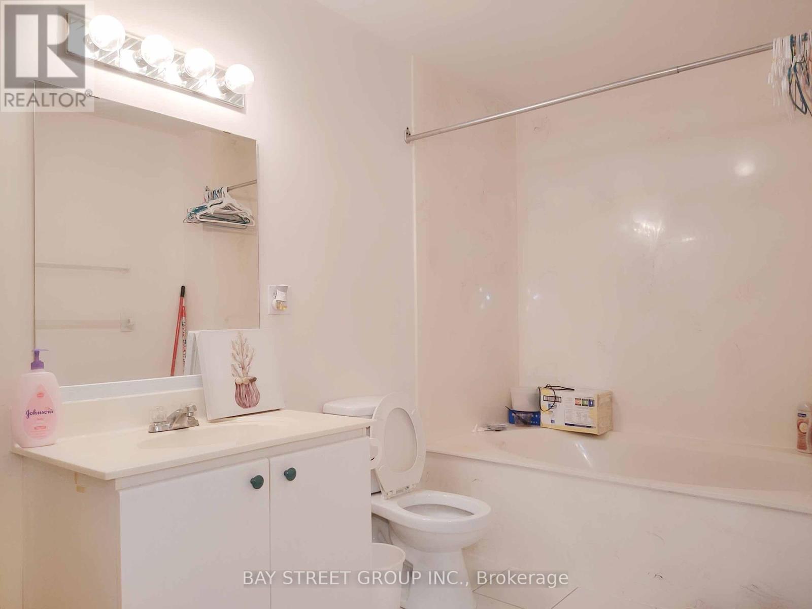 Photo 2 of 76 Greensboro Drive, Markham ON
