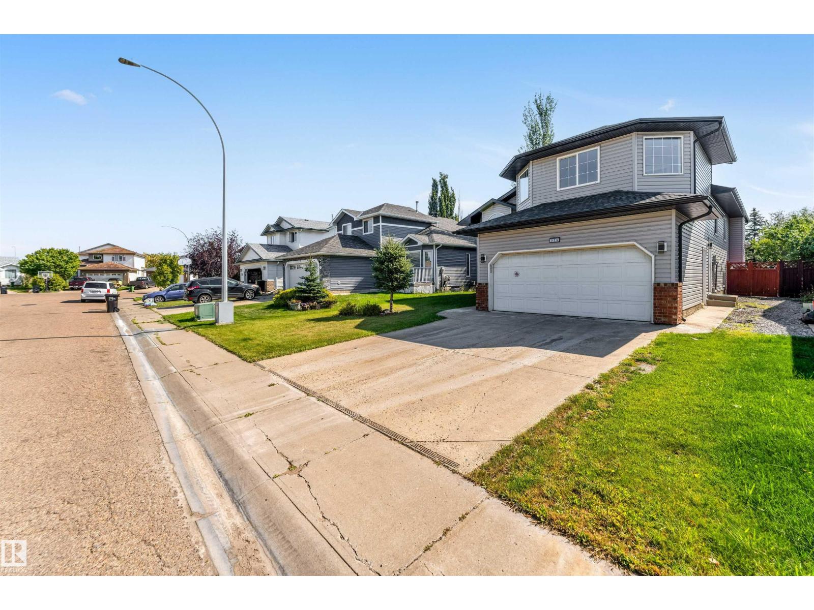 Photo 3 of 325 Jilling Cres Nw, Edmonton AB
